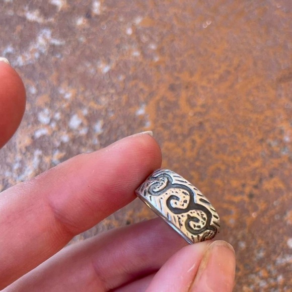 Sterling silver waves swirl ring / in great condition / size 5 - Picture 3 of 4